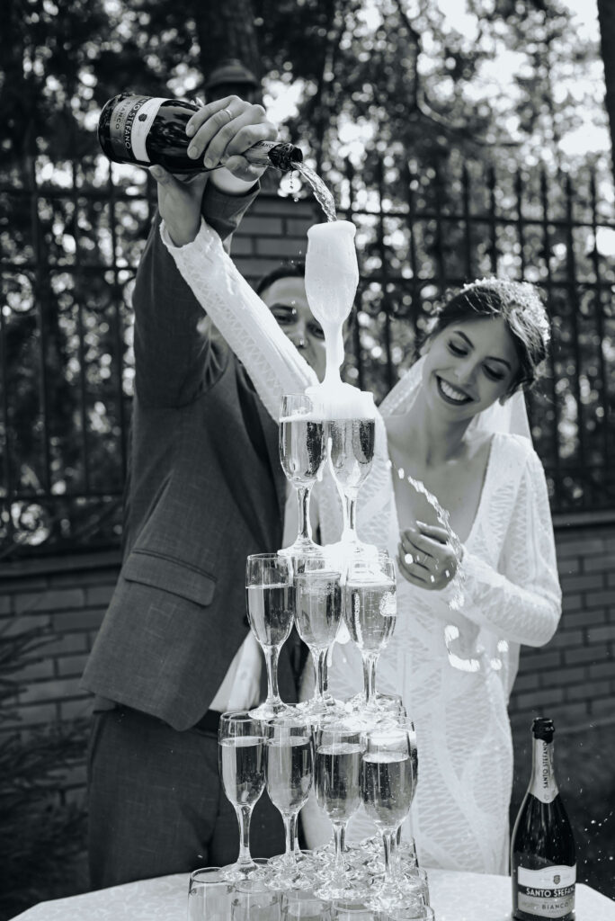 Wedding photographer uses an OBM to organize the wedding season.
