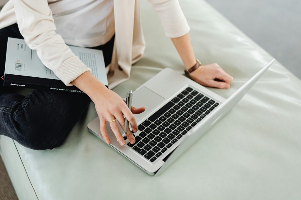 women working her computer